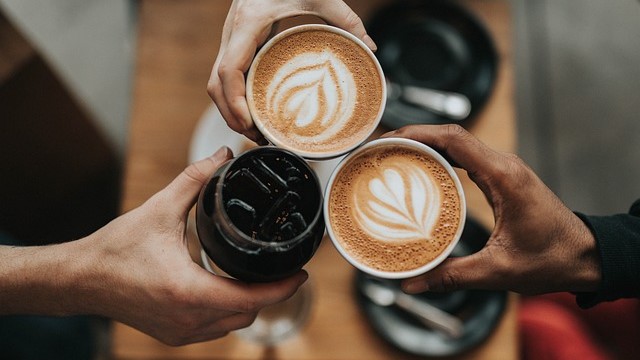 Kaffee trinken / © StockSnap / Pixabay